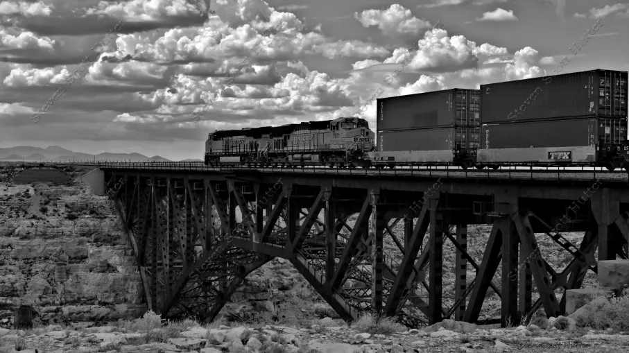 canyon-diablo-tressle-train-10-b-and-w-wm.webp